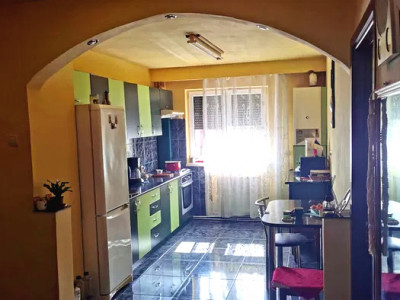 Apartament cu  3 camere de vanzare zona Piata Flora