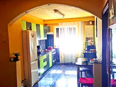 Apartament cu  3 camere de vanzare zona Piata Flora