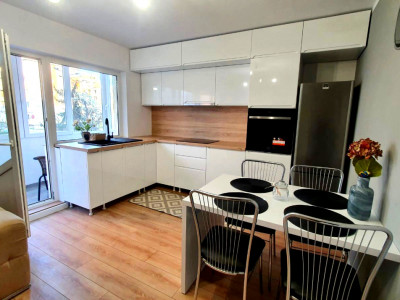 Apartament de vanzare 2 camere cu garaj sub bloc zona Intre Lacuri