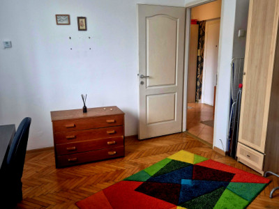 Apartament decomandat  de vanzare cu 2 camere zona Facultatii de Litere 