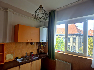 Apartament decomandat  de vanzare cu 2 camere zona Facultatii de Litere 