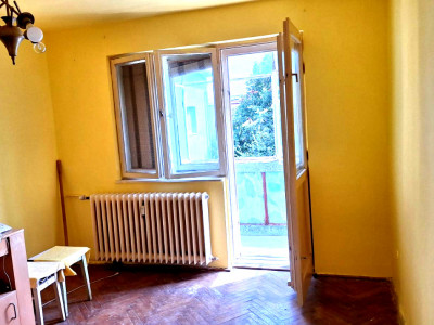 Apartament  de vanzare 2 camere, cu balcon  zona Piata Hermes