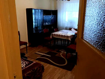 Apartament de vanzare 3 camere zona Cocosu de Aur