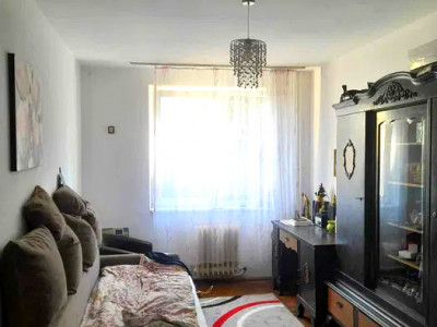 Apartament de vanzare 3 camere, zona Piata Hermes,decomandat