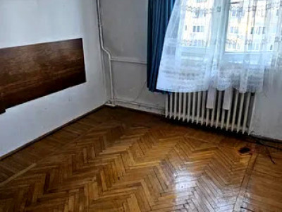 Apartament  de vanzare  3 camere zona Piata Hermes