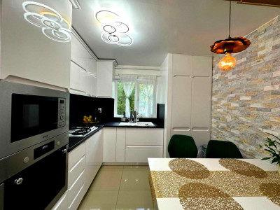 Apartament cu 3 camere renovat modern în Mănăștur, strada Bălea – parter, boxă.