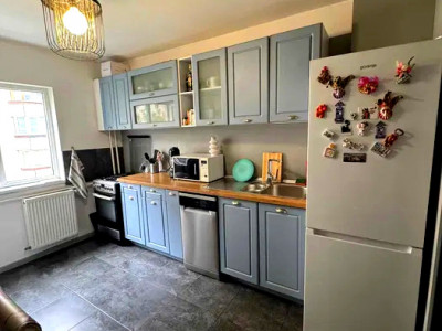 Apartament de vanzare 4 camere zona Intre Lacuri.
