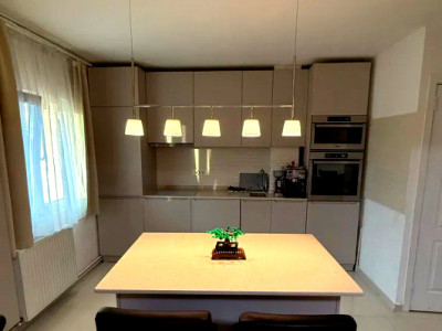 Apartament  de vanzare cu 4 camere zona Piata Marasti