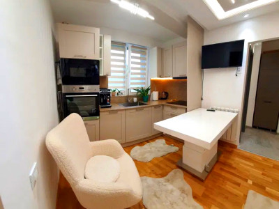 Apartament modern de vanzare zona Piata Hermes