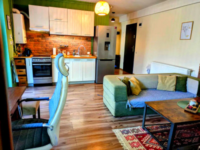 Apartament cochet cu terasă spațioasă în Centru – mobilat, utilat,parcare propri