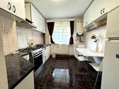 Apartament de vanzare 2 camere Gheorgheni zona Transylvania College. 