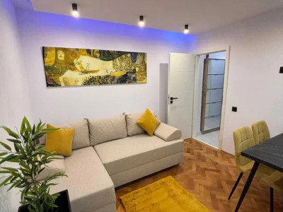 Apartament renovat cu 3 camere de vanzare mobilat zona Piata Flora.