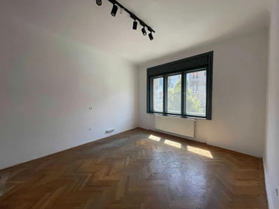 Apartament  4  camere Centru  etaj 1 