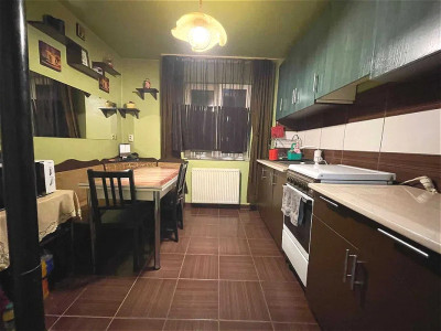 Apartament cu 4 camere de vanzare zona Parcul Colina